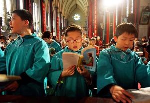 Chinese-Catholics-boy-mass