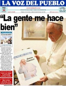 Папа-Франциск-с-номером-аргентинской-газеты-La-Voz-del-Pueblo