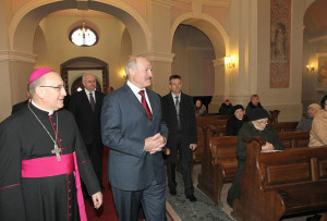 Прэзідэнт Беларусі Аляксандр Лукашэнка і арцыбіскуп Тадэвуш Кандрусевіч падчас наведвання Архікатэдральнага касцёла імя Найсвяцейшай Панны Марыі